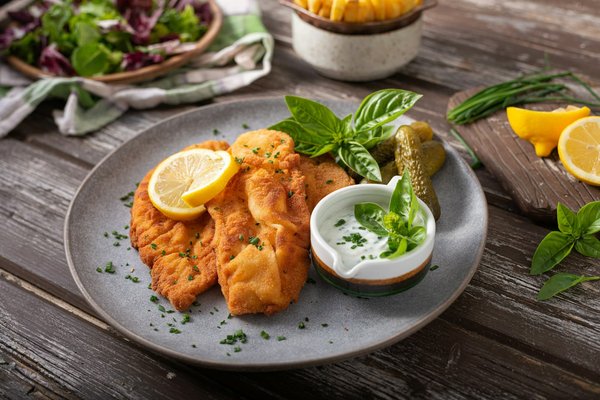What Techniques Guarantee a Perfectly Crispy Schnitzel with a Lemon Wedge?